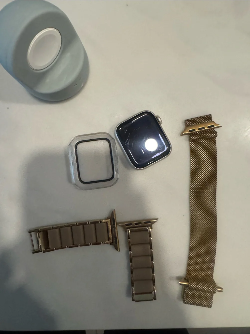 Used Apple Watch SE with Case and Gold Milanese + Link Bands (Gold)